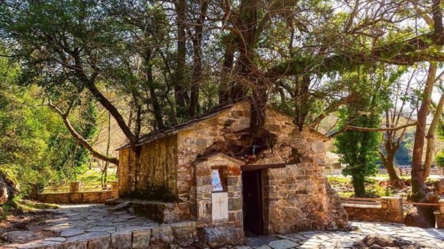 Αγία Θεοδώρα Βάστα Αρκαδίας: Το εκκλησάκι «θαύμα» που αψηφά τους νόμους της φυσικής!
