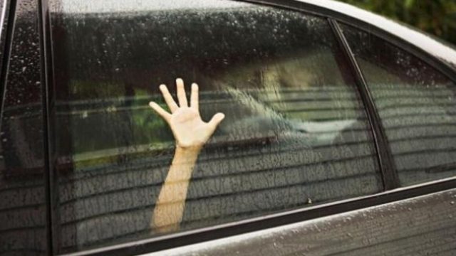 Χαλκίδα: Κλείδωσαν σε αυτοκίνητο 4χρονο κοριτσάκι – «Άκουσα το παιδί να τσιρίζει» λέει ο άνθρωπος που το βρήκε