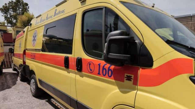 ΣΟΚ: Ελληνίδα τραγουδίστρια πήδηξε από τον 1ο όροφο να γλιτώσει τους παπαράτσι (ΒΙΝΤΕΟ)