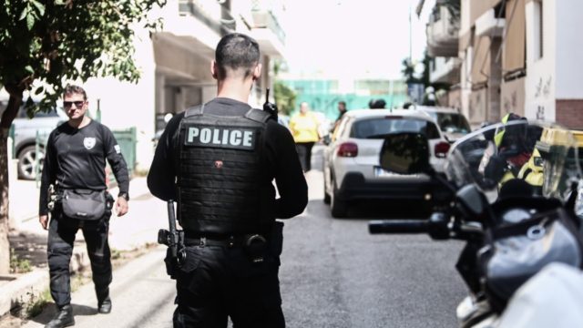 Αστυνομικός βίαζε και εξέδιδε γυναίκα για δύο χρόνια – Την πηγαινοέφερνε με το περιπολικό στα ξενοδοχεία