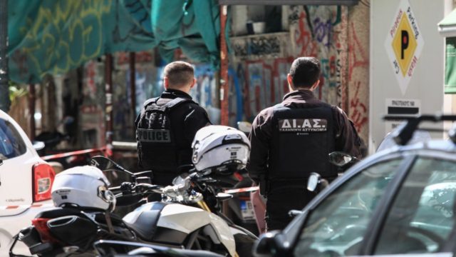 Ραγδαίες εξελίξεις με τον 40χρονο αστυνομικό: Η απόφαση της Δικαιοσύνης για το βι@σμό και τη μ@στροπεία της 34χρονης (video)