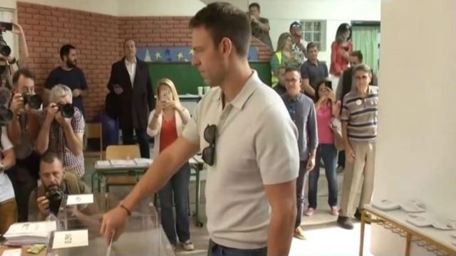Ψήφισε στην Εκάλη ο Στέφανος Κασσελάκης – Πρώτη φορά ως πρόεδρος του ΣΥΡΙΖΑ (video)