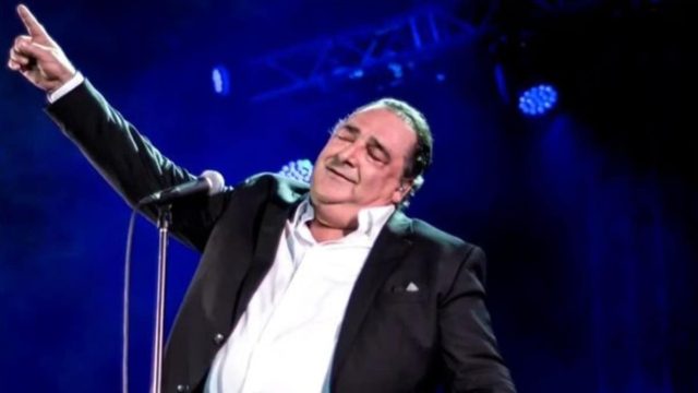 Βασίλης Καρράς: «Νοσηλεύεται τις τελευταίες 3-4 μέρες! Θα συνεχίσει να δίνει τον αγώνα του…» – Όλη η αλήθεια για την υγεία του (Video)