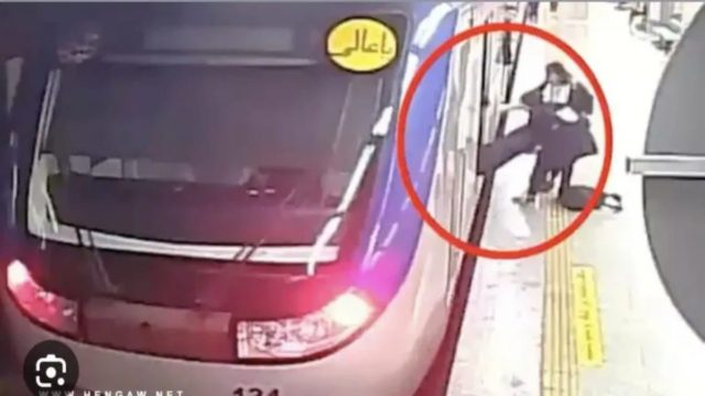 Ιράν: Χτύπησαν 16χρονη στο μετρό επειδή δεν φορούσε μαντίλα και την άφησαν αναίσθητη – Το σοκαριστικό βίντεο