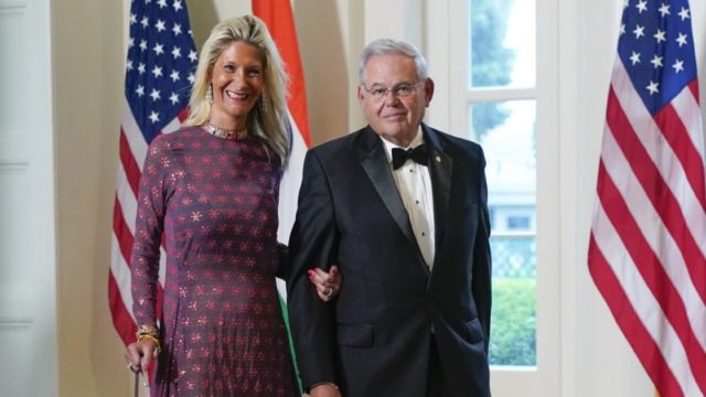 Νέα «τρεχάματα» για τον Μπομπ Μενέντεζ: Η σύζυγός του χτύπησε και σκότωσε με το αυτοκίνητό της πεζό το 2018 –  Δεν έγινε ποτέ αλκοτέστ (video)