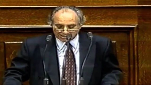 Η ομιλία του μεταδιδόταν live: Το τραγικό τέλος του βουλευτή του ΠΑΣΟΚ που πέθανε ενώ μιλούσε στη βουλή