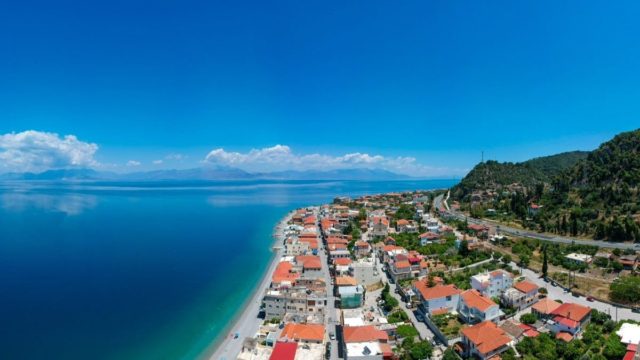 Ιδανικό χειμώνα-καλοκαίρι: Το ξακουστό ελληνικό χωριό όπου κάθε σπίτι έχει τη δική του παραλία – Μαγεύει το μάτι και την ψυχή!