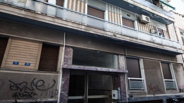 Έγκλημα στον Άγιο Παντελεήμονα: Τα πρώτα λόγια της 45χρονης συζύγου του θύματος – «Μπήκα μπροστά για να μην κάνει κακό στα παιδιά και με πυροβόλησε» (video)