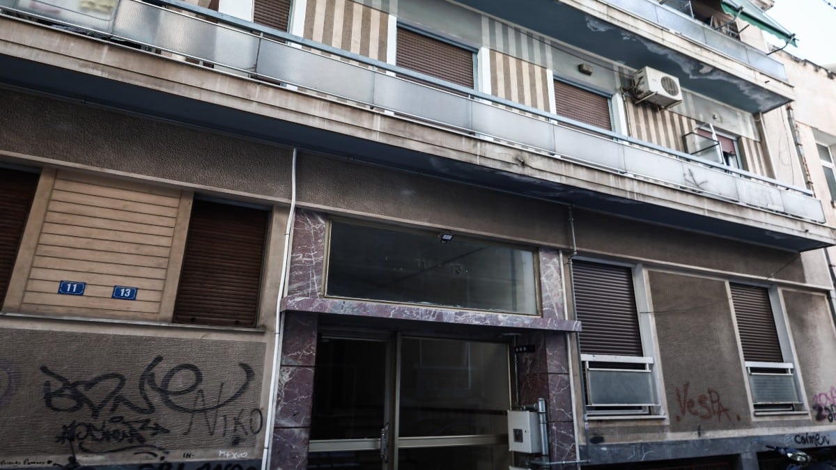 Έγκλημα στον Άγιο Παντελεήμονα: Τα πρώτα λόγια της 45χρονης συζύγου του θύματος – «Μπήκα μπροστά για να μην κάνει κακό στα παιδιά και με πυροβόλησε» (video)
