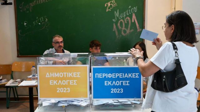 Αυτοδιοικητικές εκλογές: Ψήφισαν πάνω από 4,3 εκατ. άτομα έως τις 17:30 – Στο 44,6% η συμμετοχή (video)