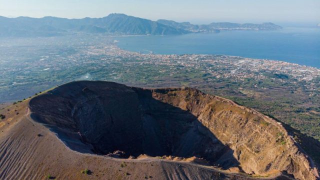 Συναγερμός από τους συνεχόμενους σεισμούς στη Νάπολη – Μεγάλος ο κίνδυνος να εκραγεί ο Βεζούβιος