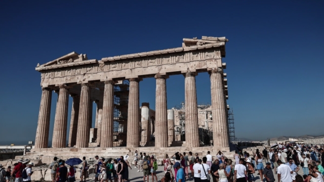 «Η Ελλάδα κατέγραψε τη μεγαλύτερη μείωση χρέους στην Ευρωζώνη από το 2019»: Τσέχος οικονομολόγος πλέκει το εγκώμιο στη χώρα μας