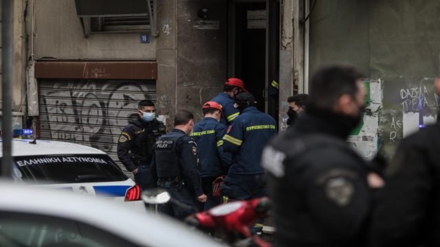 Τρομακτικό επεισόδιο σε σπίτι στην Κυψέλη: Άνδρας απειλούσε την ηλικιωμένη μητέρα του με μπαλτά και κουζινομάχαιρο