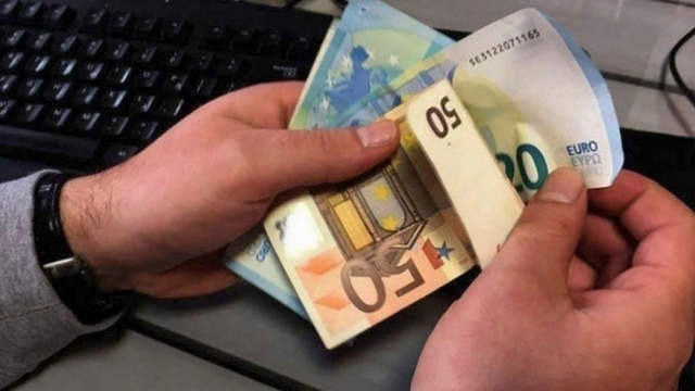 Έκτακτο επίδομα 200 ευρώ: «Ζεστό» χρήμα στους λογαριασμούς σας – Οι δικαιούχοι και οι προϋποθέσεις