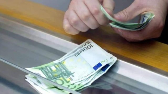 Λεφτά με «ουρά» στους λογαριασμούς σας: «Έσκασε» επίδομα 1000 ευρώ – Οι δικαιούχοι και οι αιτήσεις