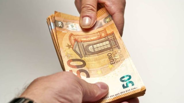 Σας παίρνουν 2.000 ευρώ από τους τραπεζικούς σας λογαρισμούς! Εξέλιξη σοκ με επίδομα