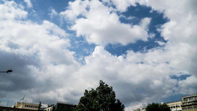 Καιρός σήμερα 10/10: Ο υδράργυρος φτάνει 30άρι – Πού και πότε θα βρέξει
