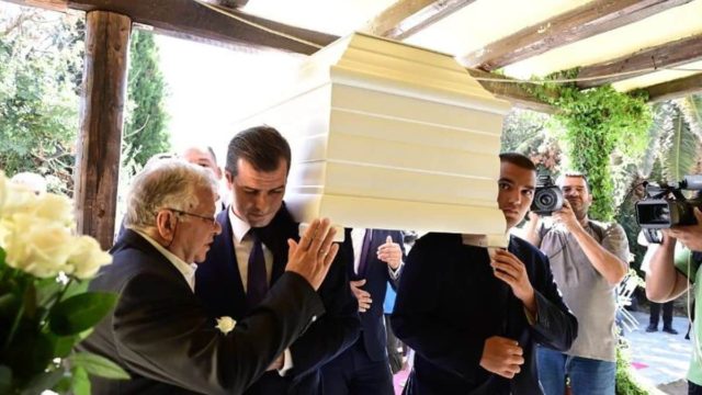 Το τελευταίο αντίο στη Μαίρη Χρονοπούλου: Στο σπίτι της μέσα σε λευκό φέρετρο – Δείτε τις πρώτες εικόνες από την «γιορτή»