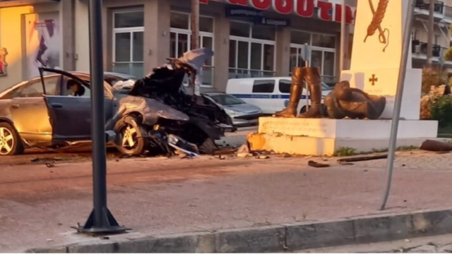 Φλώρινα: Αυτοκίνητο έχασε τον έλεγχο και έπεσε πάνω σε άγαλμα – Νεκροί 80χρονος και 25χρονος