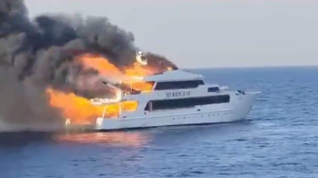 Συναγερμός στα Κουφονήσια: Φωτιά σε θαλαμηγό με 22 επιβάτες