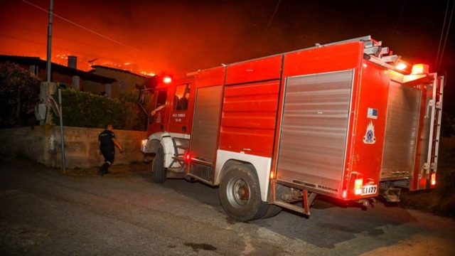 Φωτιά στο Μαραθώνα: Δύσκολη νύχτα με τις φλόγες να φουντώνουν – Σταμάτησαν να πετούν τα πυροσβεστικά