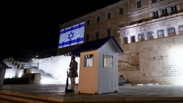Η Φωτογραφία της Ημέρας: Φωταγώγηση της Βουλής με τα χρώματα της σημαίας του Ισραήλ