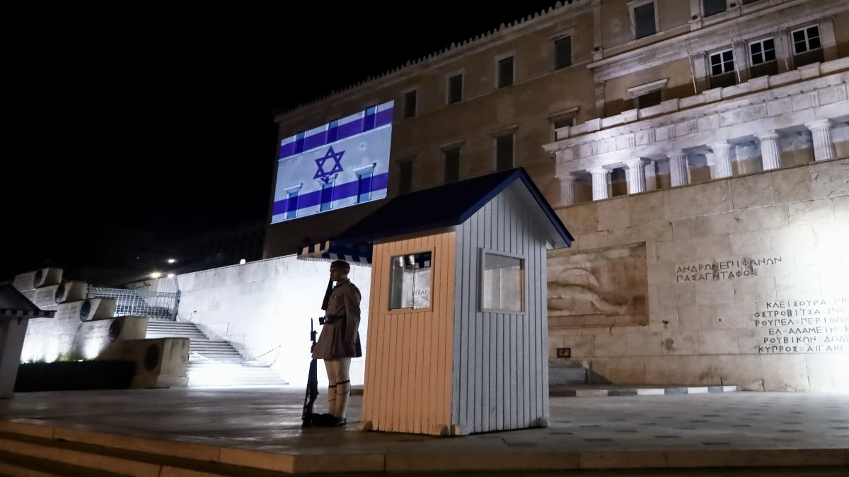 Η Φωτογραφία της Ημέρας: Φωταγώγηση της Βουλής με τα χρώματα της σημαίας του Ισραήλ