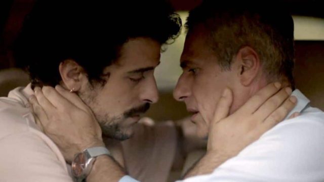 «Ο πρώτος από εμάς»: To gay φιλί του Μάριου Αθανασίου με συμπρωταγωνιστή του που έγινε viral στη νέα σειρά του ΑΝΤ1 (Vid)