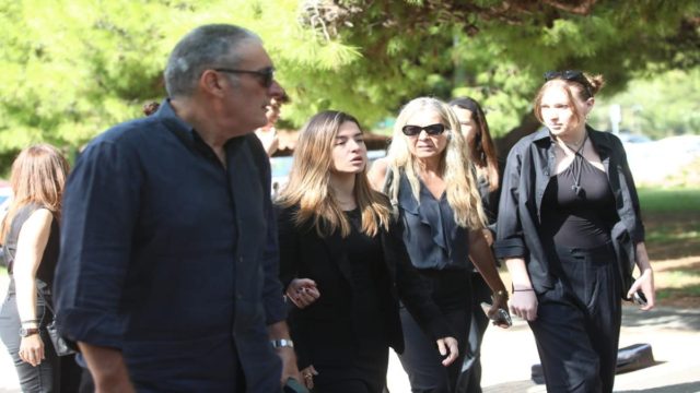 «Κοουτσάρα μου το παιχνίδι δεν τελείωσε, πήρες απλώς ένα τάιμ άουτ» – Ο σπαρακτικός επικήδειος της κόρης του Γιάννη Ιωαννίδη “τσάκισε” καρδιές (Video)