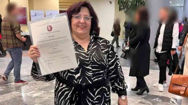 Τα όνειρα δεν έχουν ημερομηνία λήξης: Μητέρα τριών παιδιών και γιαγιά πήρε πτυχίο στα 60 της από το Πανεπιστήμιο Πατρών