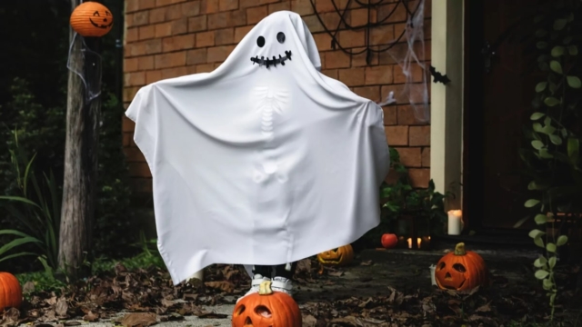 «Φάρσα ή κέρασμα;»: Τι σημαίνει η λέξη Halloween – Το έθιμο που τα παιδιά ντύνονται τέρατα και οι χώροι γεμίζουν κολοκύθες