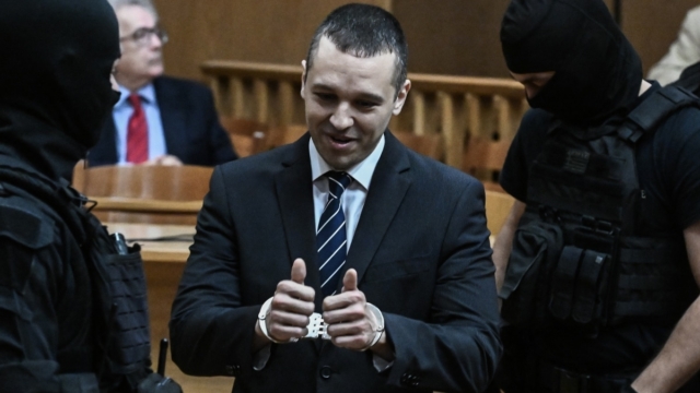 Πανευτυχής ο Ηλίας Κασιδιάρης: Βγήκε από το κελί και επέστρεψε χαμογελαστός στο πατρικό του – «Στο σπίτι και πάλι μετά από 3 χρόνια» (photo)