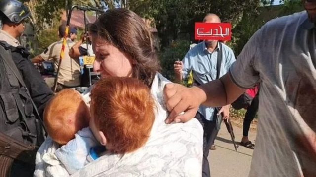 Πόλεμος στο Ισραήλ: Το βίντεο που προκαλεί παγκόσμιο σοκ – Η απαγωγή Ισραηλινής με τα δύο μωρά παιδιά της από τη Χαμάς