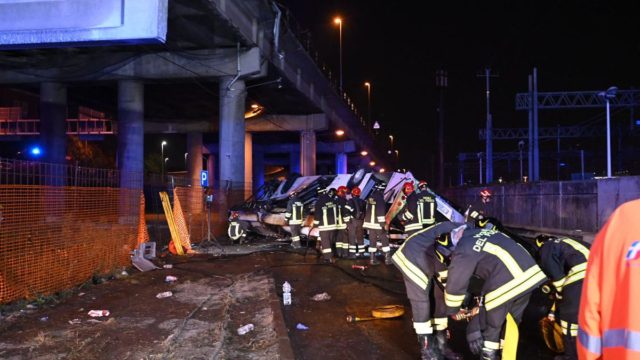 Βυθίστηκε στο πένθος με η Ιταλία: Πώς το λεωφορείο έπεσε από τη γέφυρα πάνω σε ηλεκτρικά καλώδια σιδηροτροχιάς και οδήγησε στον θάνατο 21 ανθρώπους