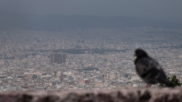Καιρός σήμερα 27/10: Μουντή αλλά «γλυκιά» η Παρασκευή! Παραμένει ψηλά ο υδράργυρος και η αφρικανική σκόνη (video)
