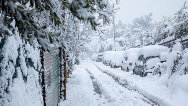 Τα Μερομήνια μίλησαν: Πυκνό χιόνι πολύ πριν τα Χριστούγεννα – Στα λευκά μέχρι και παράλιες περιοχές!
