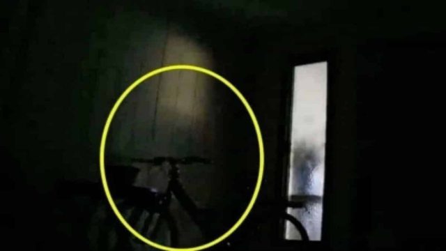 Κάμερα ασφαλείας καταγράφει μια σκιά – Αυτό που συμβαίνει λίγο μετά είναι σοκαριστικό (Video)