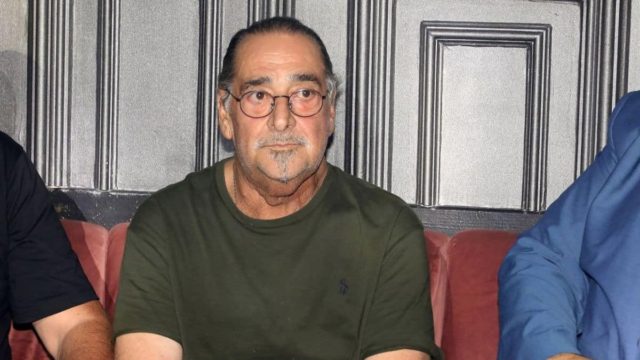 «Ο Βασίλης Καρράς είναι και θα είναι για πολύ καιρό ακόμα ζωντανός»: Έξαλλη η οικογένεια του τραγουδιστή, διαψεύδει τις φήμες!