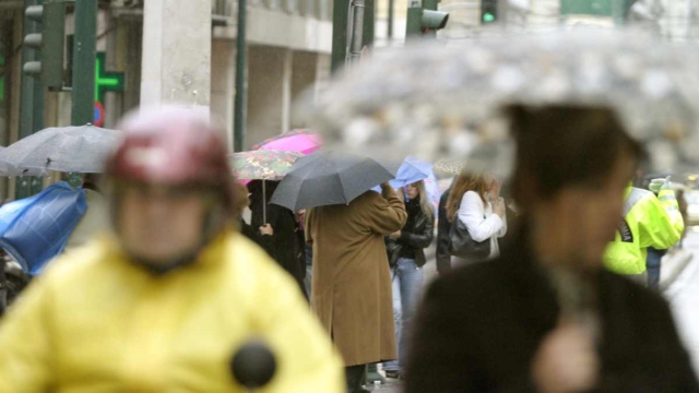Καιρός σήμερα 17/10: Στα «πατώματα» ο υδράργυρος με καταιγίδες – Ποιες περιοχές αφορά