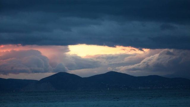 Καιρός σήμερα 5/10: Ήλιος με «δόντια» – Τοπικές βροχές και άνοδος της θερμοκρασίας