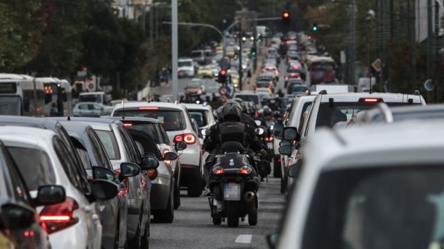 Για «γερά» νεύρα Κηφισός και Αττική Οδός: Απάλευτη η κίνηση στους δρόμους λόγω τροχαίων (χάρτης)