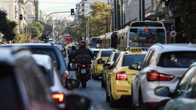 Έρχεται νέος ΚΟΚ: Μείωση προστίμων και νέο όριο ταχύτητας στις πόλεις – Πολύ επικινδυνότεροι οι άνδρες οδηγοί (video)