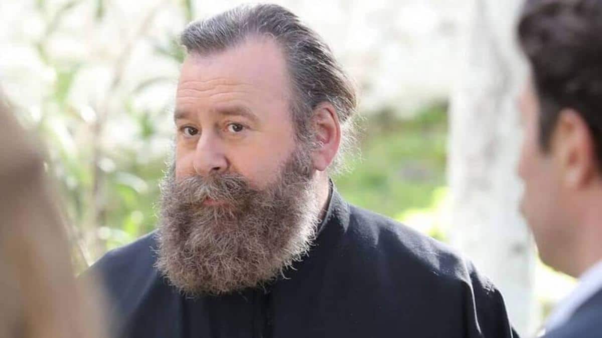 Συγκινεί ο Κωστής Σαββιδάκης: Το θαύμα που του έσωσε τη ζωή – «Kόλλησε ο σταυρός στην πλάτη μου»