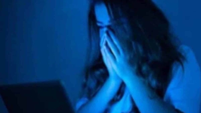 Πίστευε πως ο πατριός της απατούσε τη μητέρα της! Αυτό όμως που βρήκε από την κρυφή κάμερα ξεπερνάει την πιο νοσηρή φαντασία