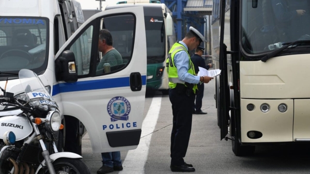 Κουβαλούσε μαζί του ναρκωτικά και τα έκρυψε σε κουρτίνα λεωφορείου του ΚΤΕΛ για να μην τον πιάσουν