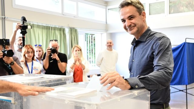 Ψήφισε με ηλεκτρονική ταυτότητα ο Κυριάκος Μητσοτάκης: «Εκλέγουμε ανθρώπους που ασπάζονται το όραμα για καλύτερη Ελλάδα» (video)