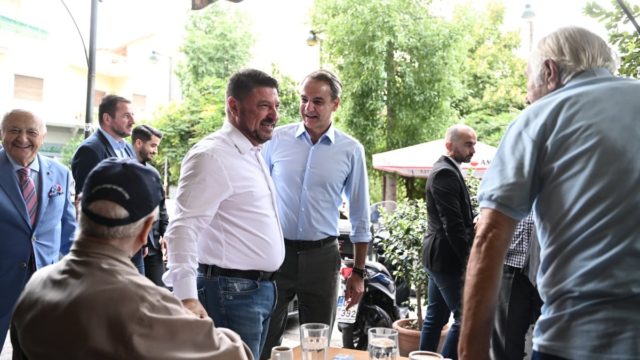 Βόλτα Μητσοτάκη – Χαρδαλιά στον Βύρωνα: «Βρίσκομαι σήμερα εδώ για να στηρίξω ανεπιφύλακτα την υποψηφιότητά του» (photos)