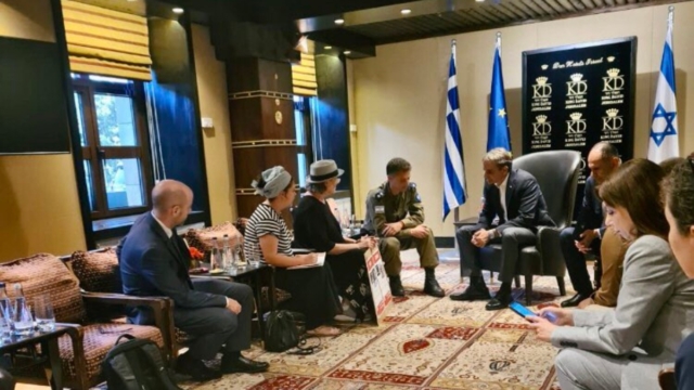 Πόλεμος στο Ισραήλ: Συνάντηση Κυριάκου Μητσοτάκη με οικογένειες ομήρων της Χαμάς – Τι του ζήτησαν (video-photos)