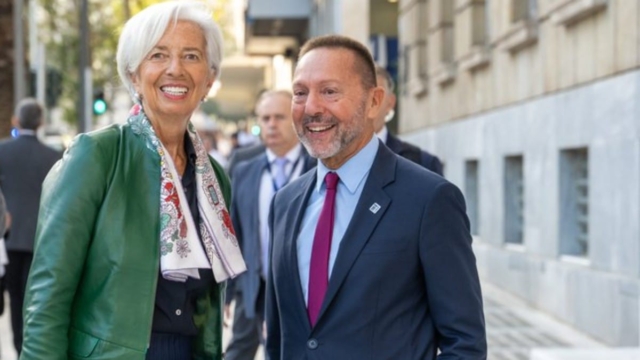 Εκπληκτη με τις αλλαγές στο κέντρο της Αθήνας η Κριστιν Λαγκαρντ