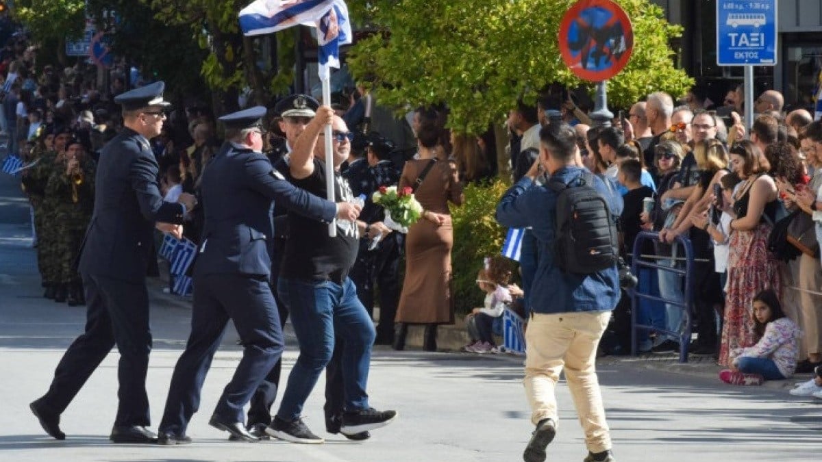 Λάρισα: Άνδρας εισέβαλε με ματωμένη σημαία του Ισραήλ στο χώρο της παρέλασης